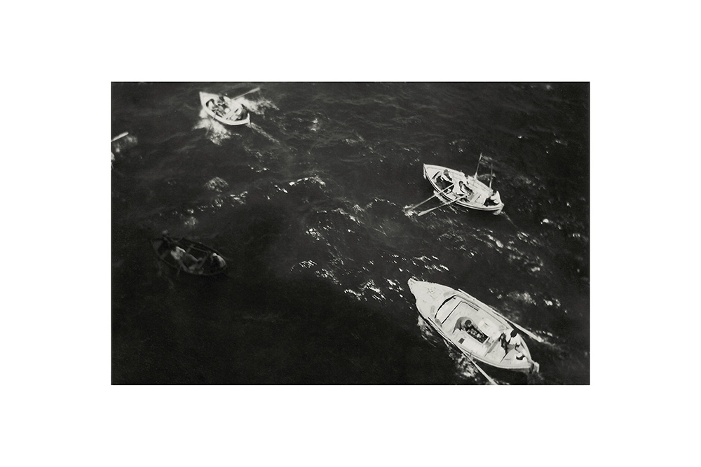 Auf der Andrea Doria, Fliegende Händler vor Gibralta © Hildegard Ochse 1953