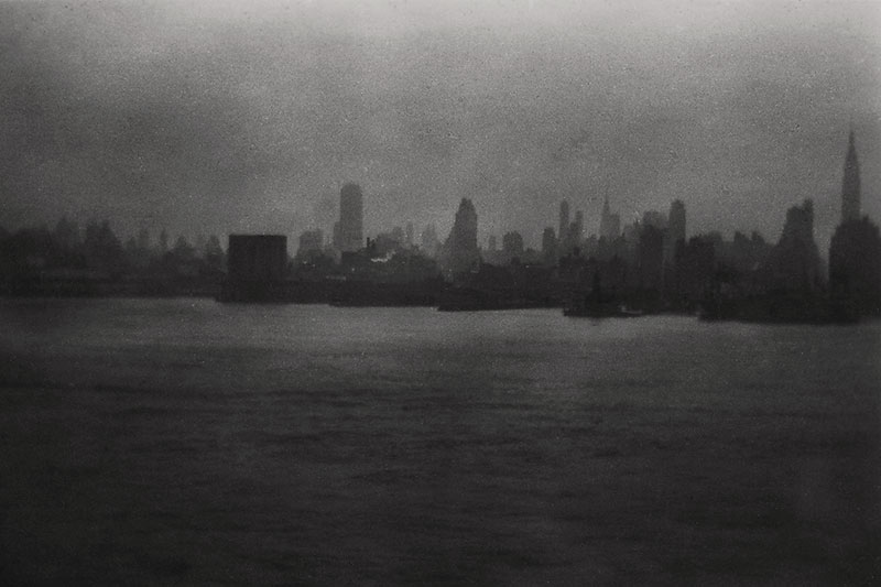 Die Skyline von New York im Nebel, USA, 1953 © Hildegard Ochse