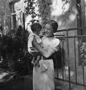 Tante Do mit Hildegard Römer im Arm 1936 | © The Hildegard Ochse Estate