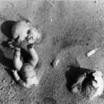 Puppenfragmente am Strand in Frankreich um 1975